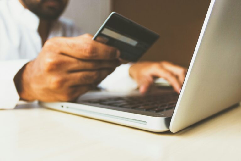 Optimiza tu inversión digital: La diferencia entre un sitio web y una página de conversión.